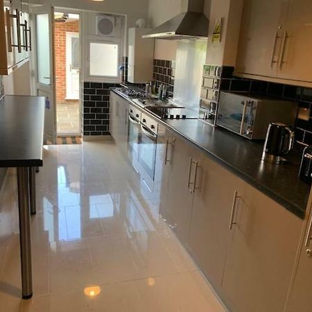 לוטון Serviced Accommodations מראה חיצוני תמונה